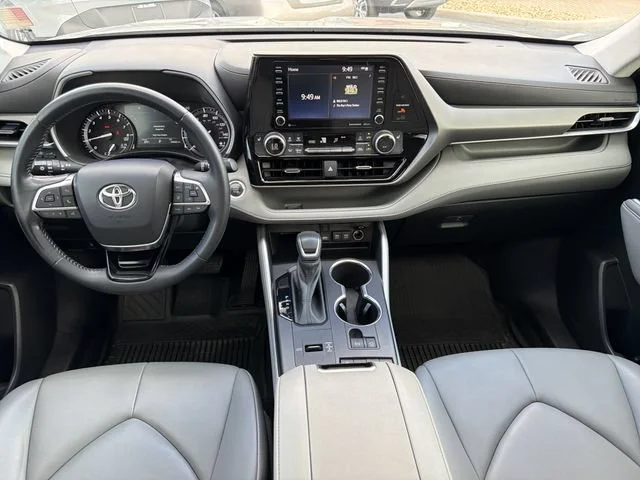 Used 2021 Silver Toyota XLE image 13