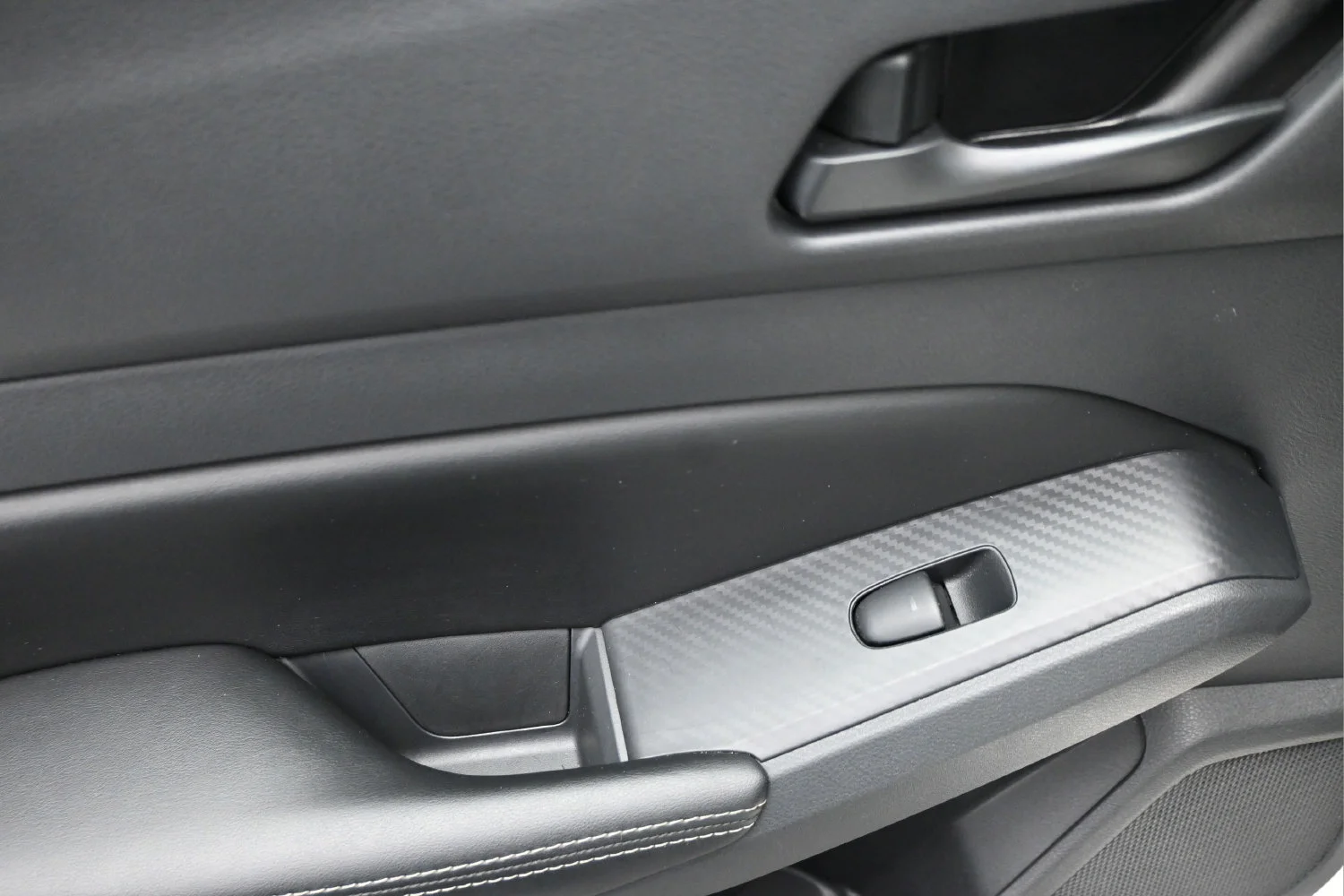 Used 2025 White Nissan SV image 11