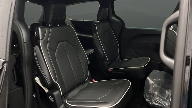 New 2027 Diamond Black Crystal Pearl-Coat Exterior Paint Chrysler Limited image 24