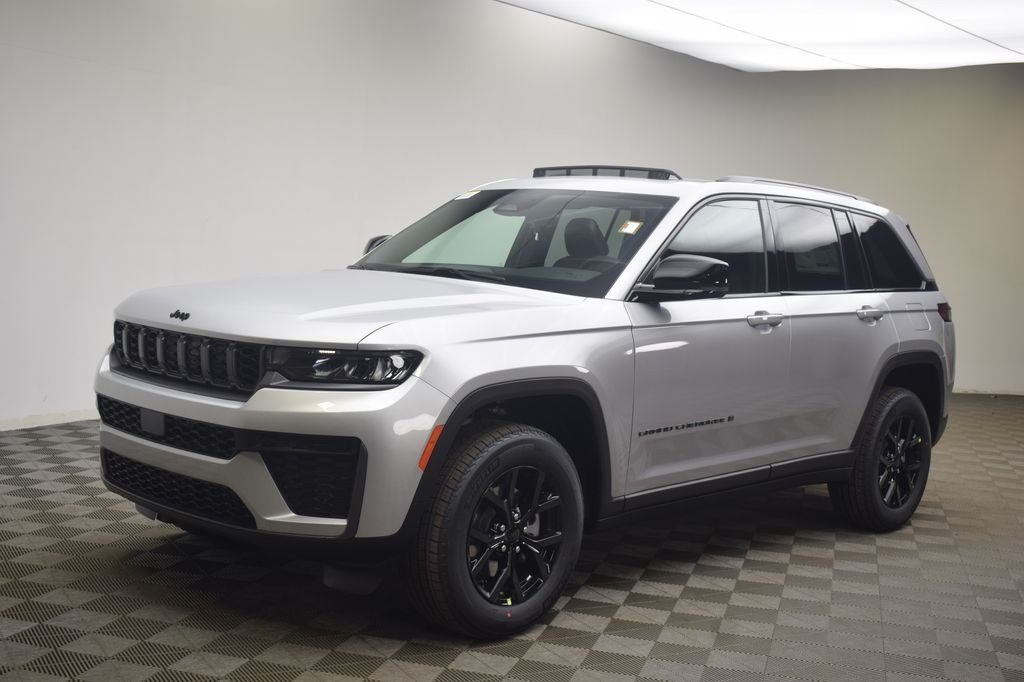 New 2026 Silver Zynith Exterior Paint Jeep Altitude image 15