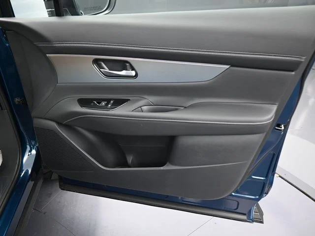 Used 2025 Blue Nissan SL image 11