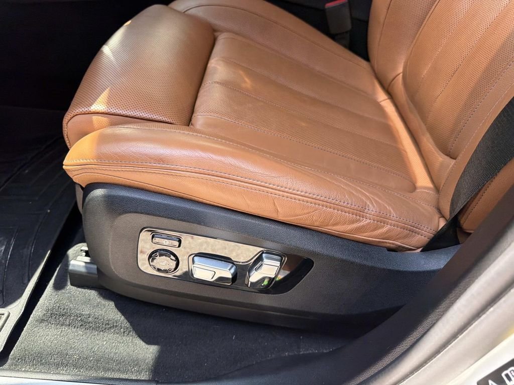 Used 2021 White BMW xDrive40i image 17