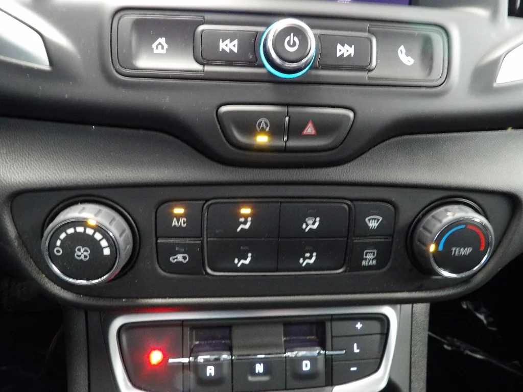 Used 2024 Downpour Metallic GMC SLE image 33