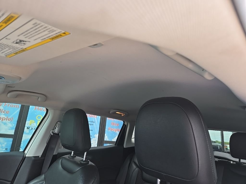 Used 2018 White Jeep Latitude image 30