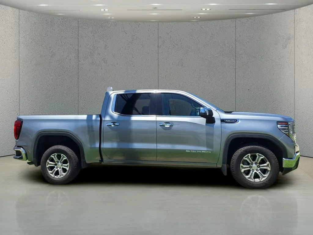 Used 2024 Silver GMC SLT image 4