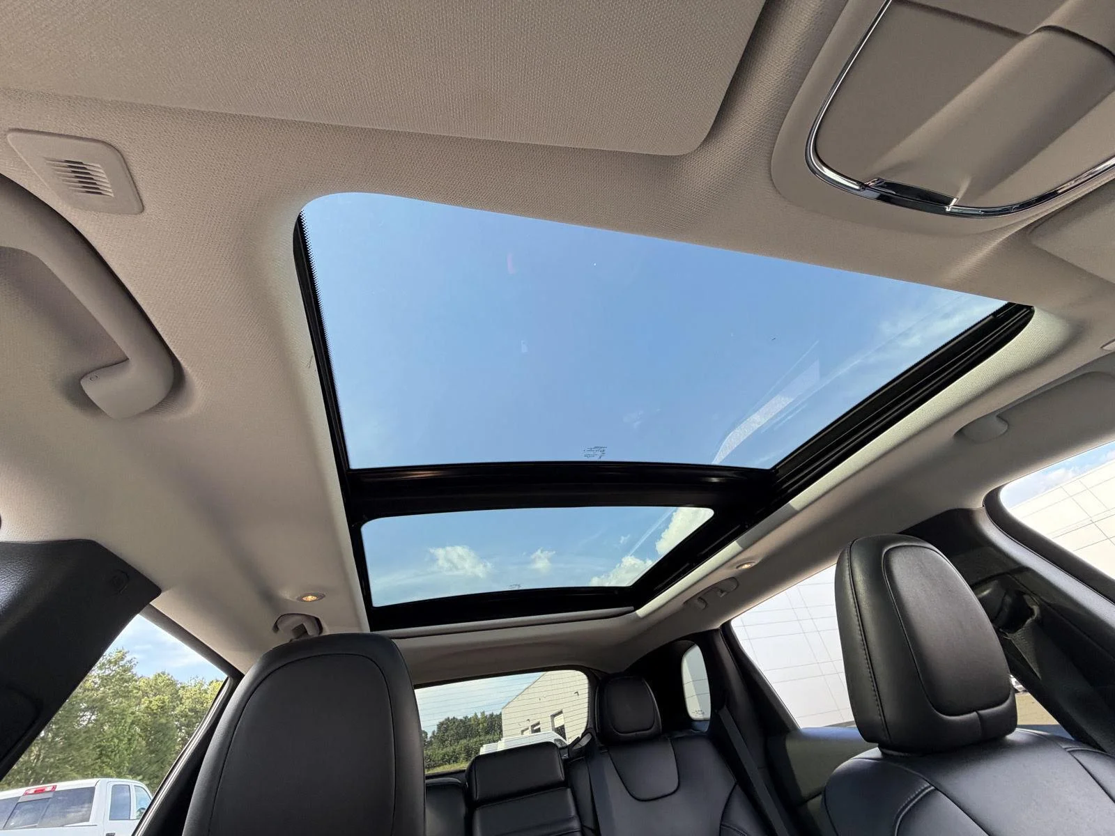 Used 2019 Bright White Clearcoat Jeep Latitude Plus image 22