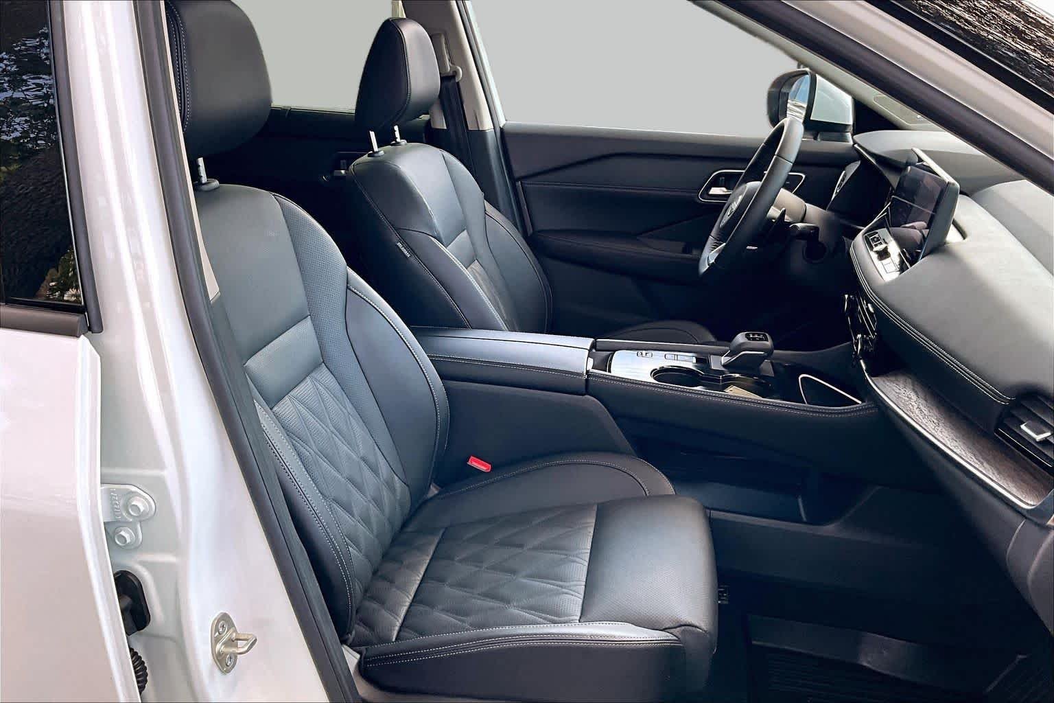 Used 2024 Everest White Pearl Nissan Platinum image 9