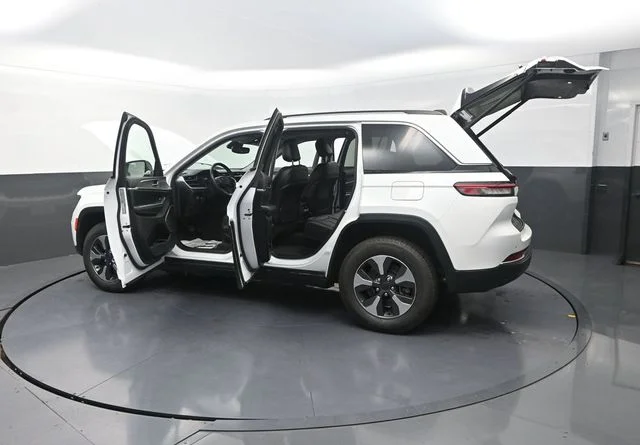 Used 2022 White Jeep 4xe image 34