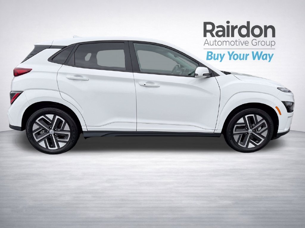 Used 2023 White Hyundai SE image 8