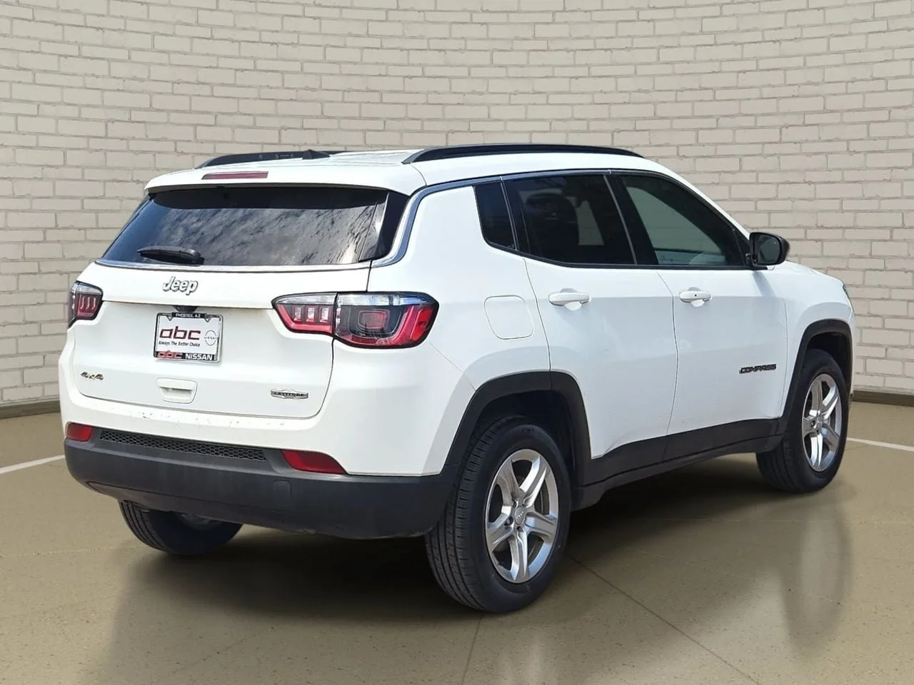 Used 2023 Bright White Clearcoat Jeep Latitude image 4