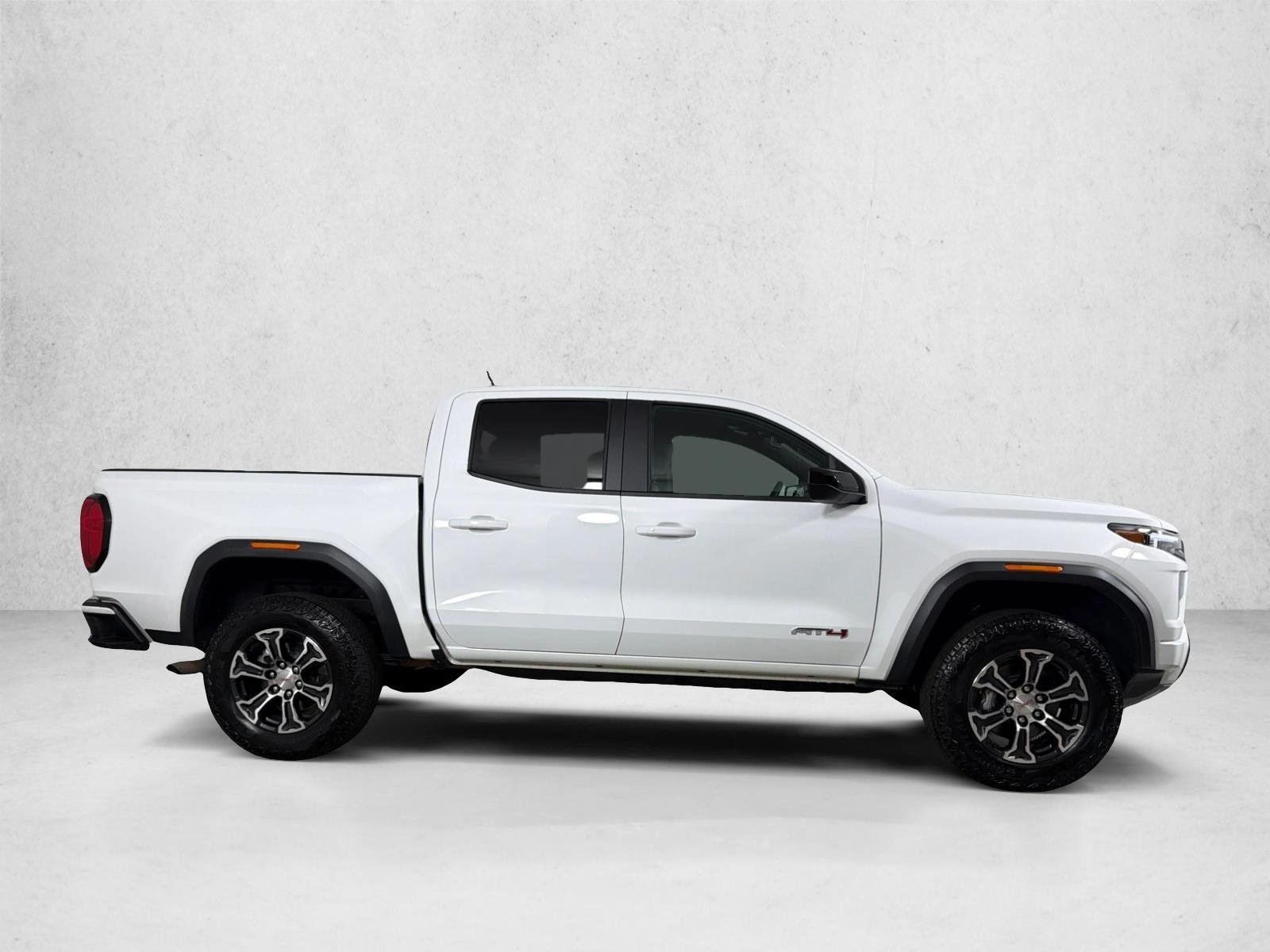 Used 2025 Summit White GMC 4WD AT4 image 3
