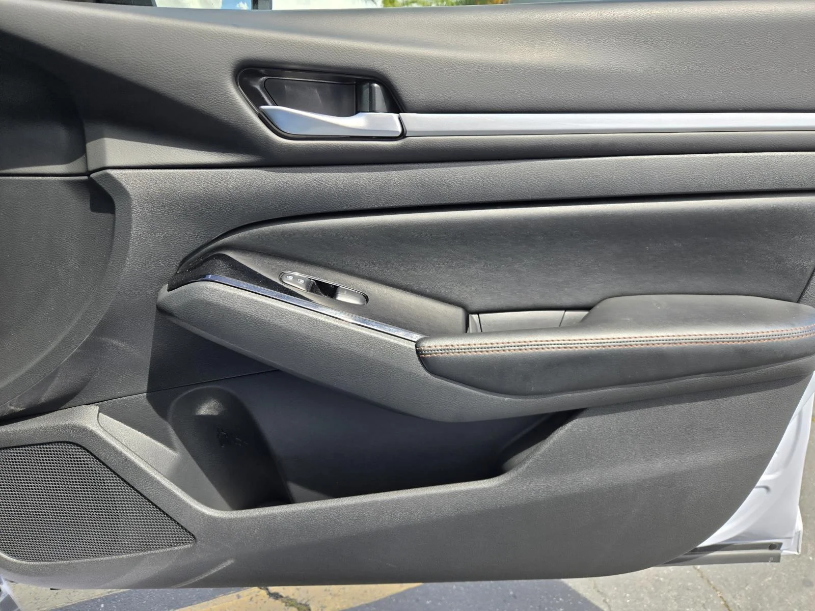 Used 2025 Gray Sky Pearl Nissan SR FWD image 35