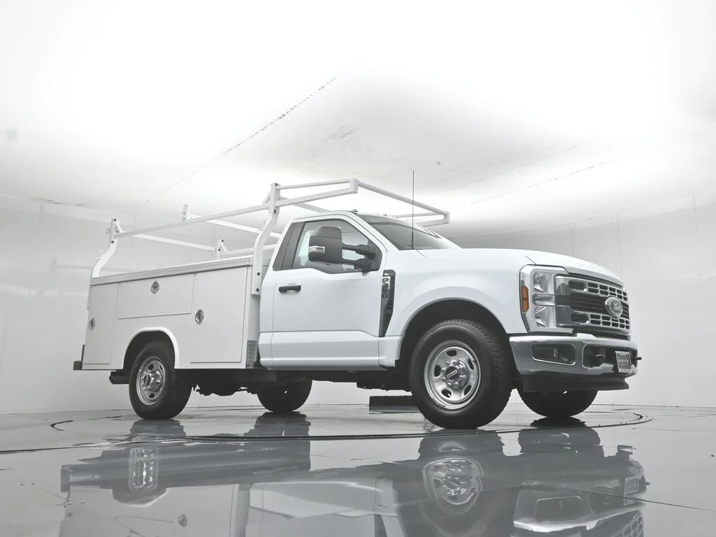 New 2026 Oxford White Ford XL image 3