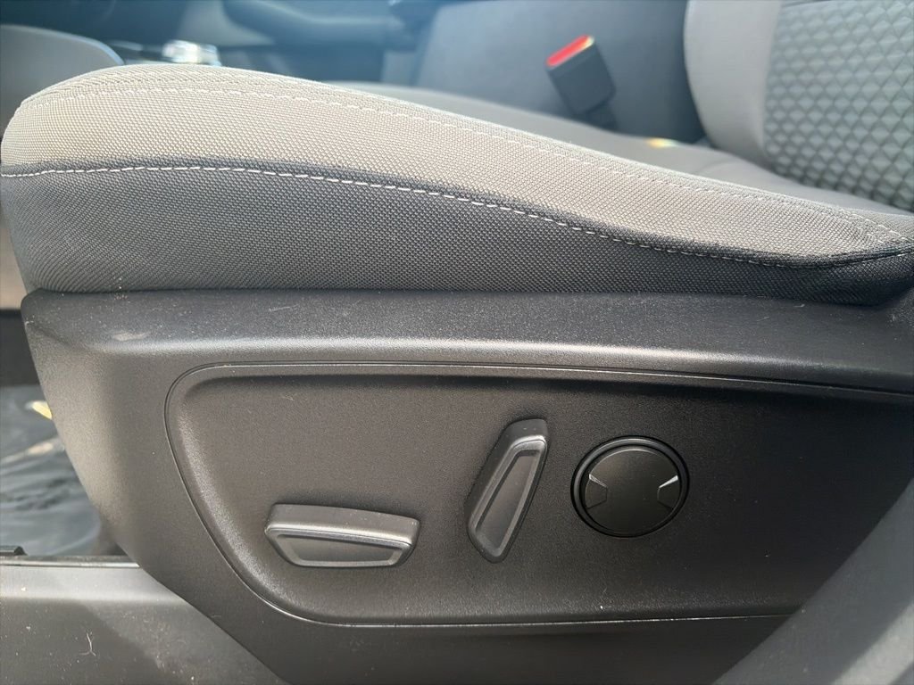 Used 2022 Silver Ford SE image 19