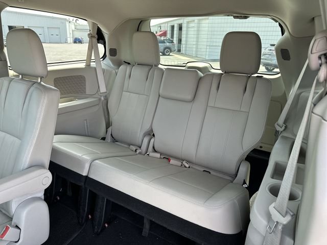 Used 2013 Red Chrysler Touring image 26