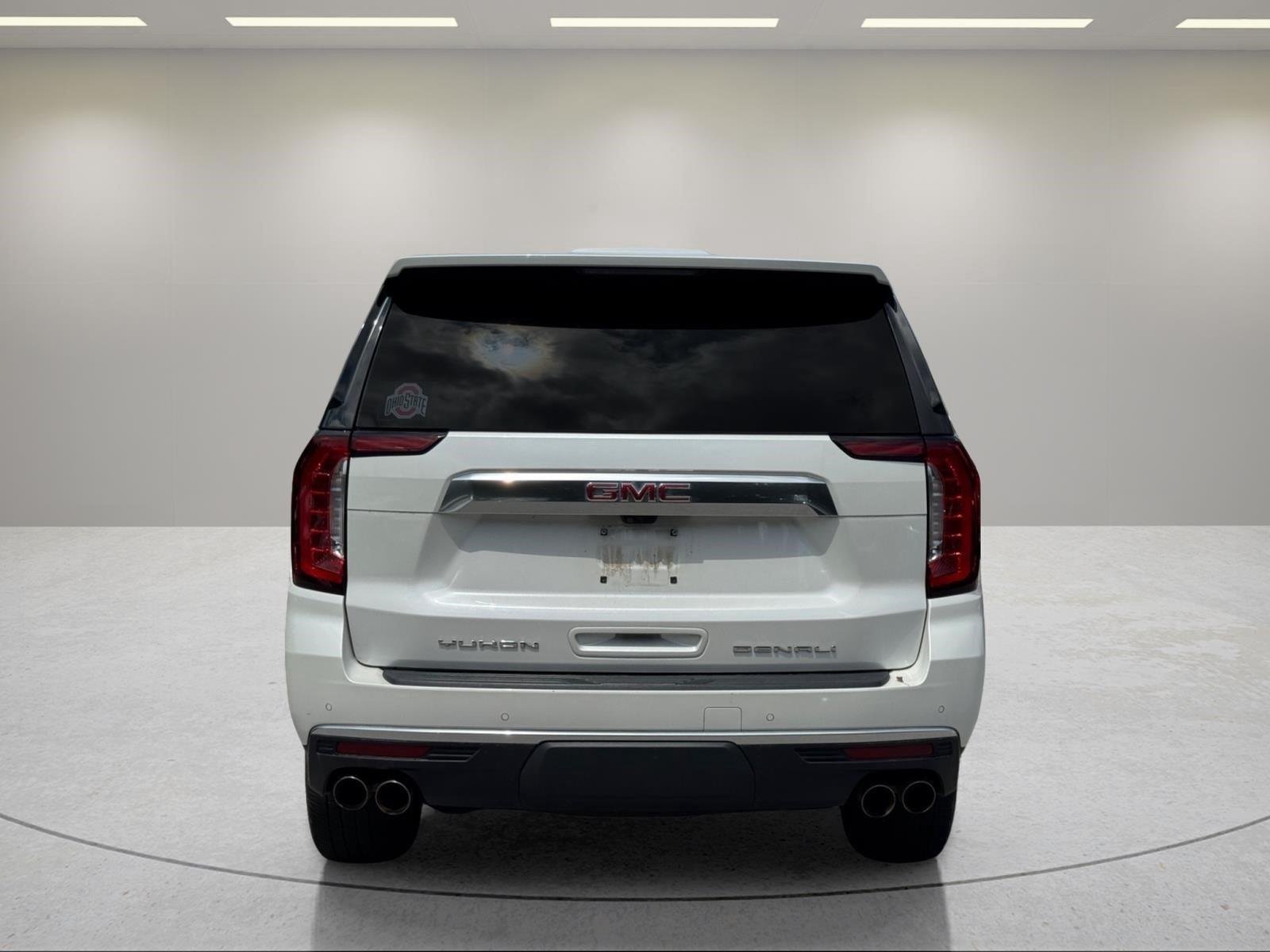 Used 2022 White Frost Tricoat GMC Denali image 4