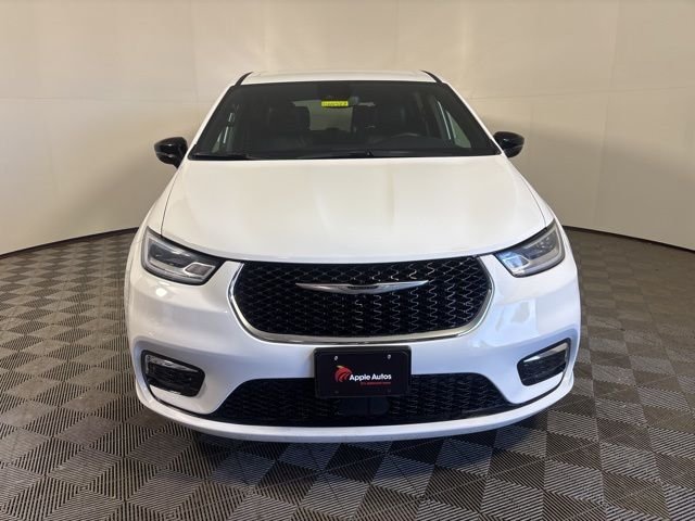 Used 2025 Chrysler Pacifica Select with VIN 2C4RC1BG1SR521090 for sale in Shakopee, Minnesota