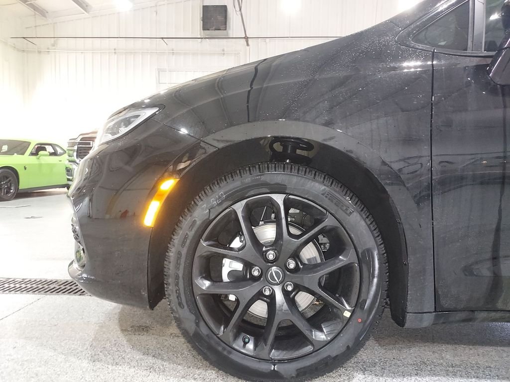 New 2026 Diamond Black Crystal Pearl-Coat Exterior Paint Chrysler Select image 16