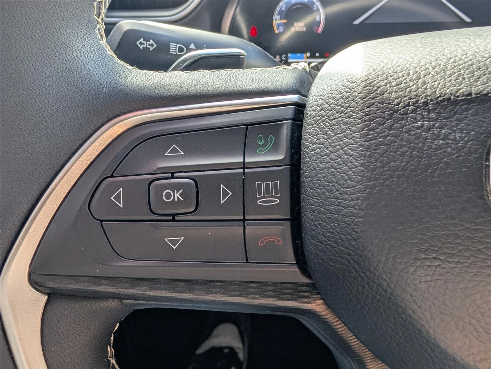 Used 2023 Bright White Clearcoat Jeep Laredo image 32