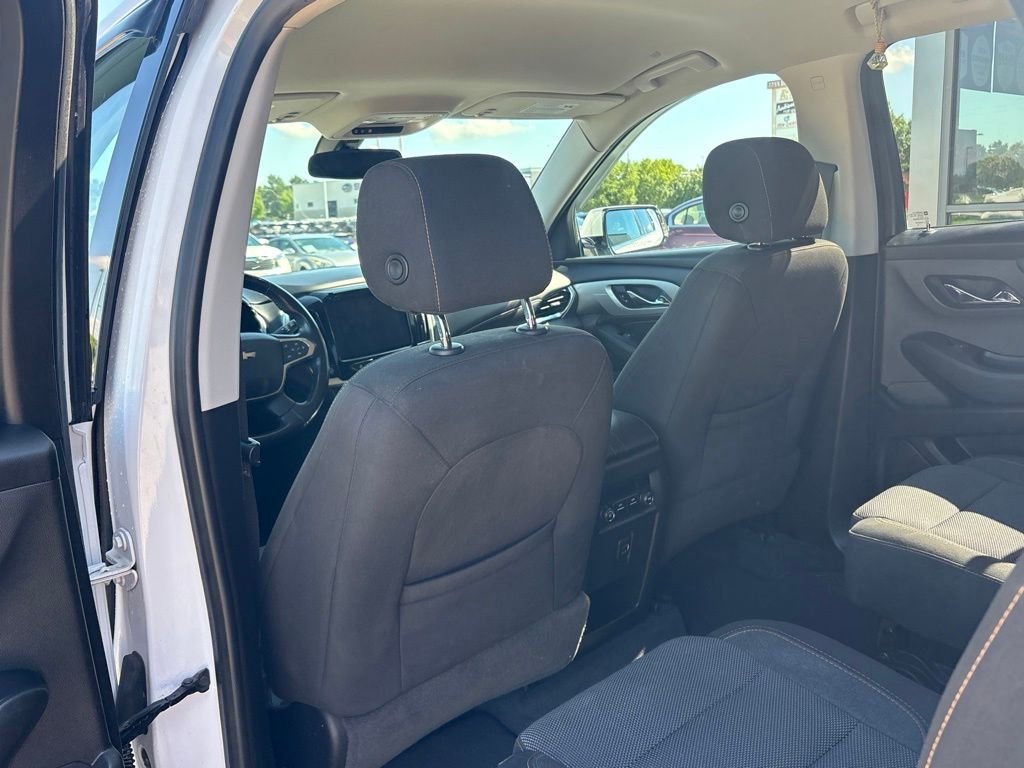 Used 2018 Iridescent Pearl Tricoat Chevrolet LT Cloth w/1LT image 35