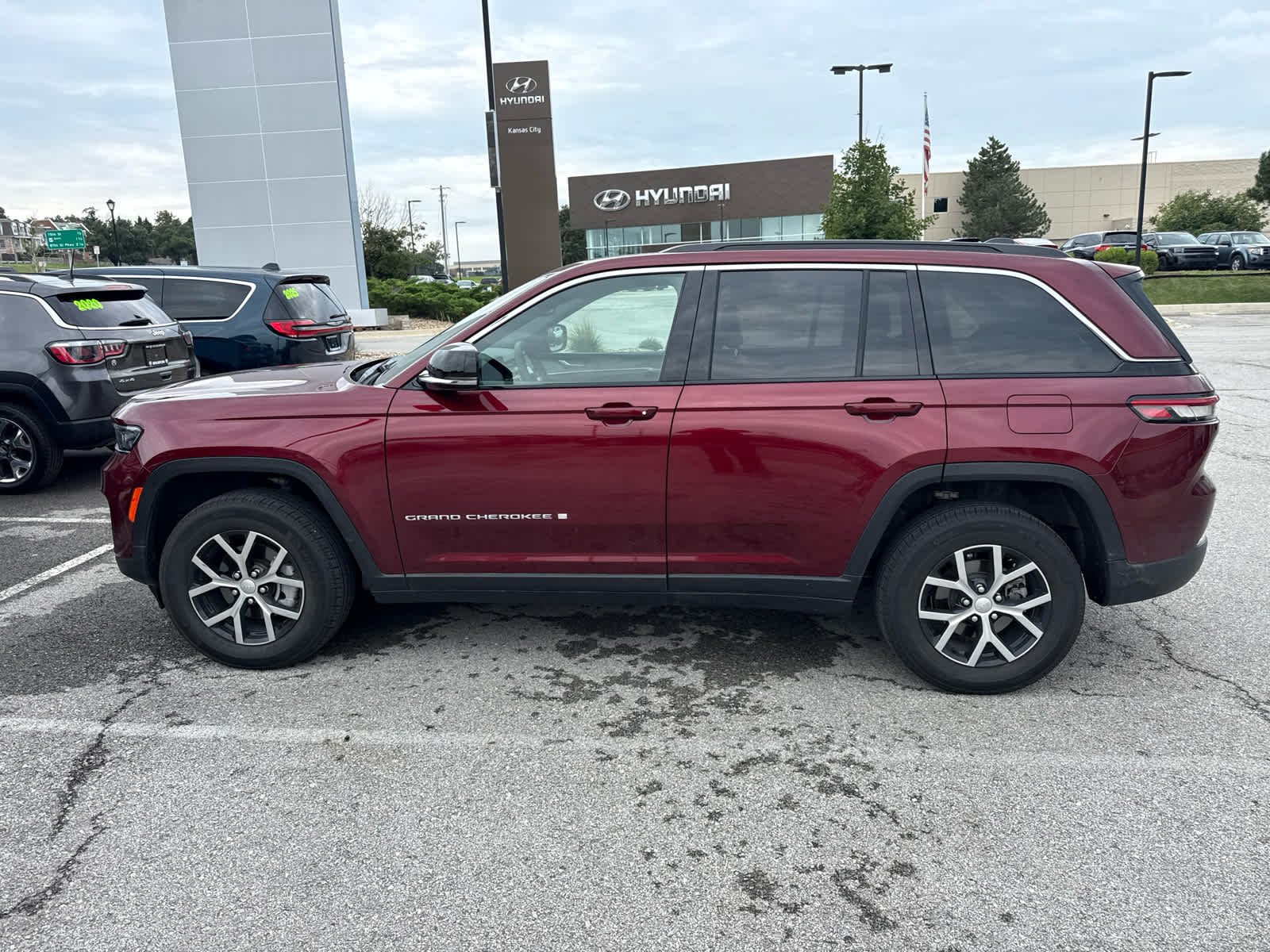 Used 2024 Velvet Red Pearlcoat Jeep Limited image 8