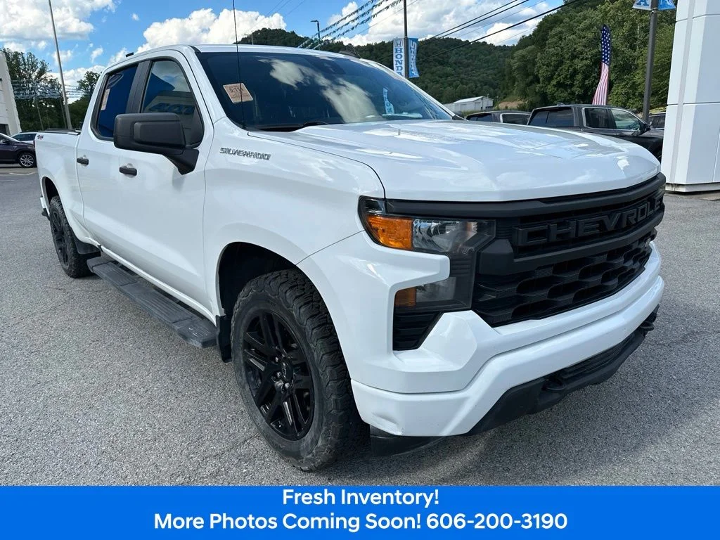 Used 2023  Chevrolet Custom image 7