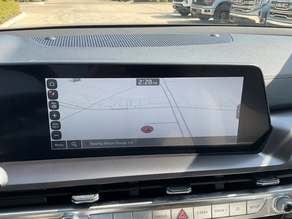 Used 2025 White Kia S image 30