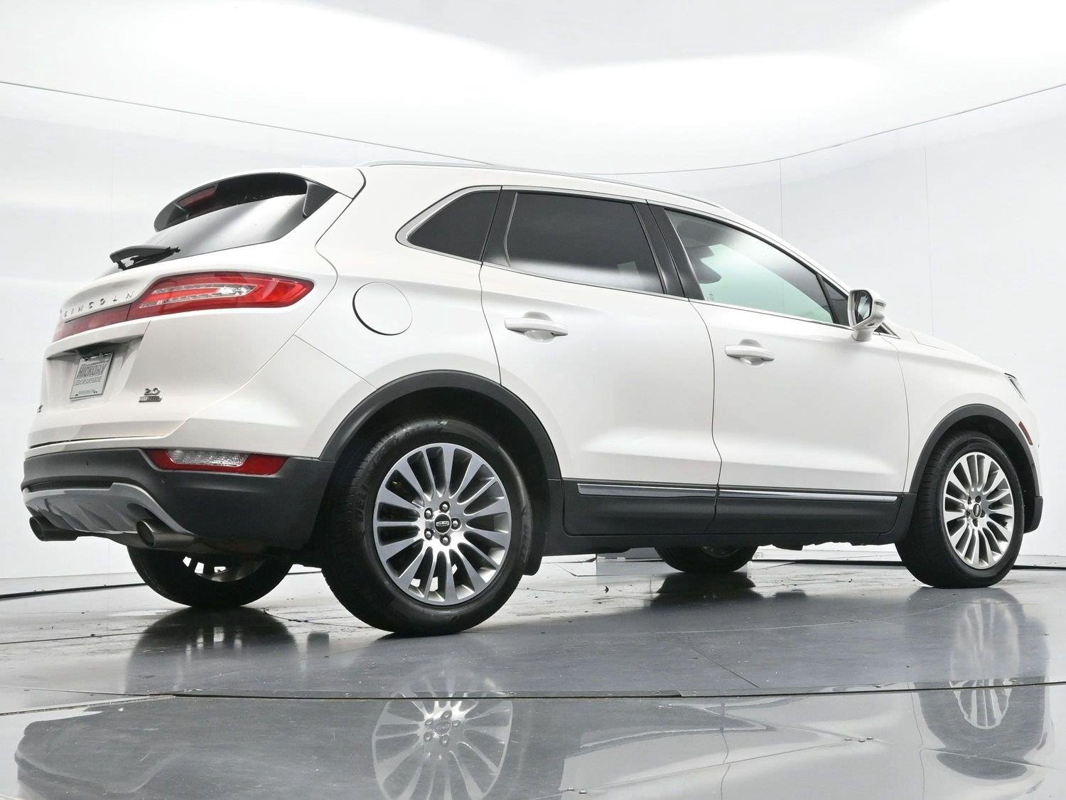 Used 2015 White Platinum Metallic Tri-Coat Lincoln FWD 4dr image 45
