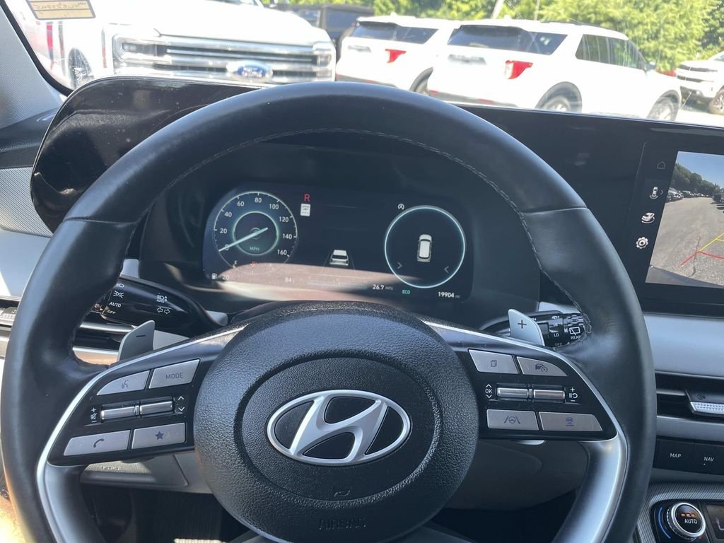 Used 2025 White Hyundai SEL Premium image 27