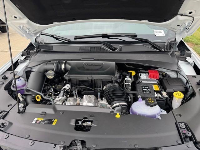 New 2026 Bright White Clear-Coat Exterior Paint Jeep Latitude image 35