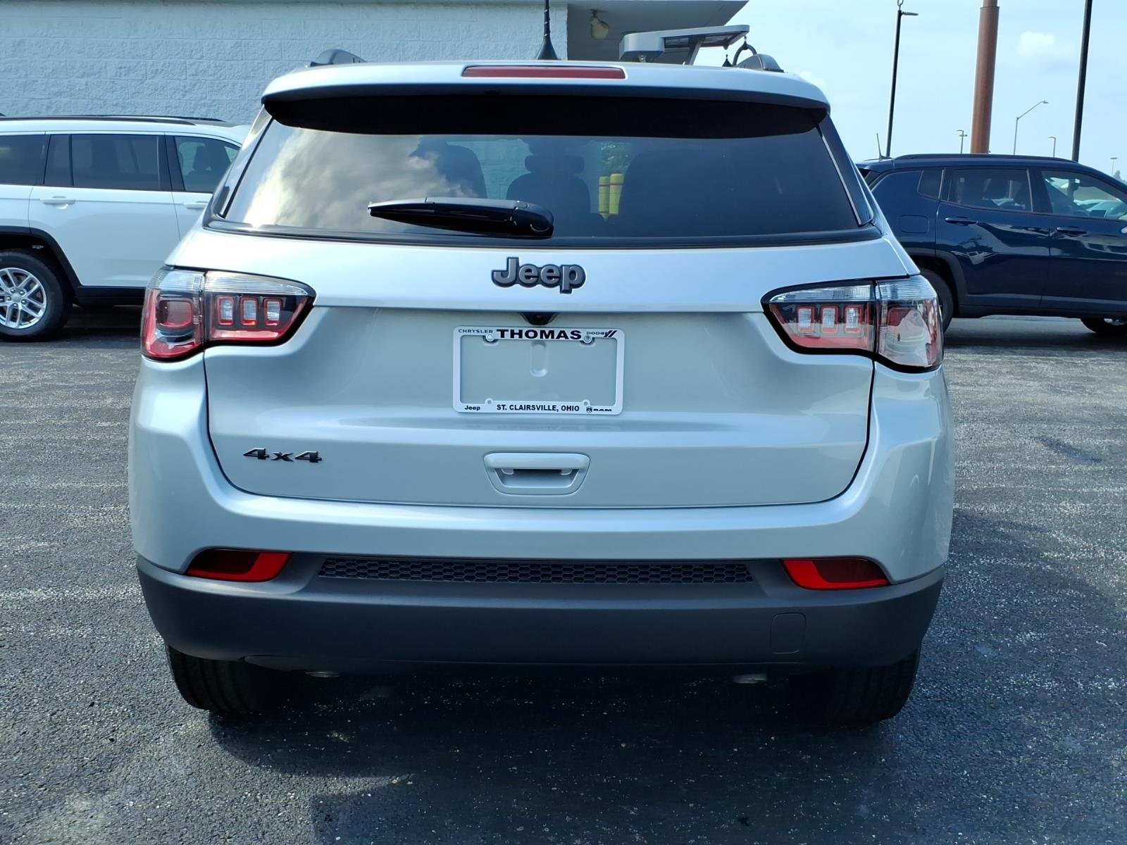 New 2026 Silver Zynith Metallic Clear-Coat Exterior Paint Jeep Latitude Altitude image 3