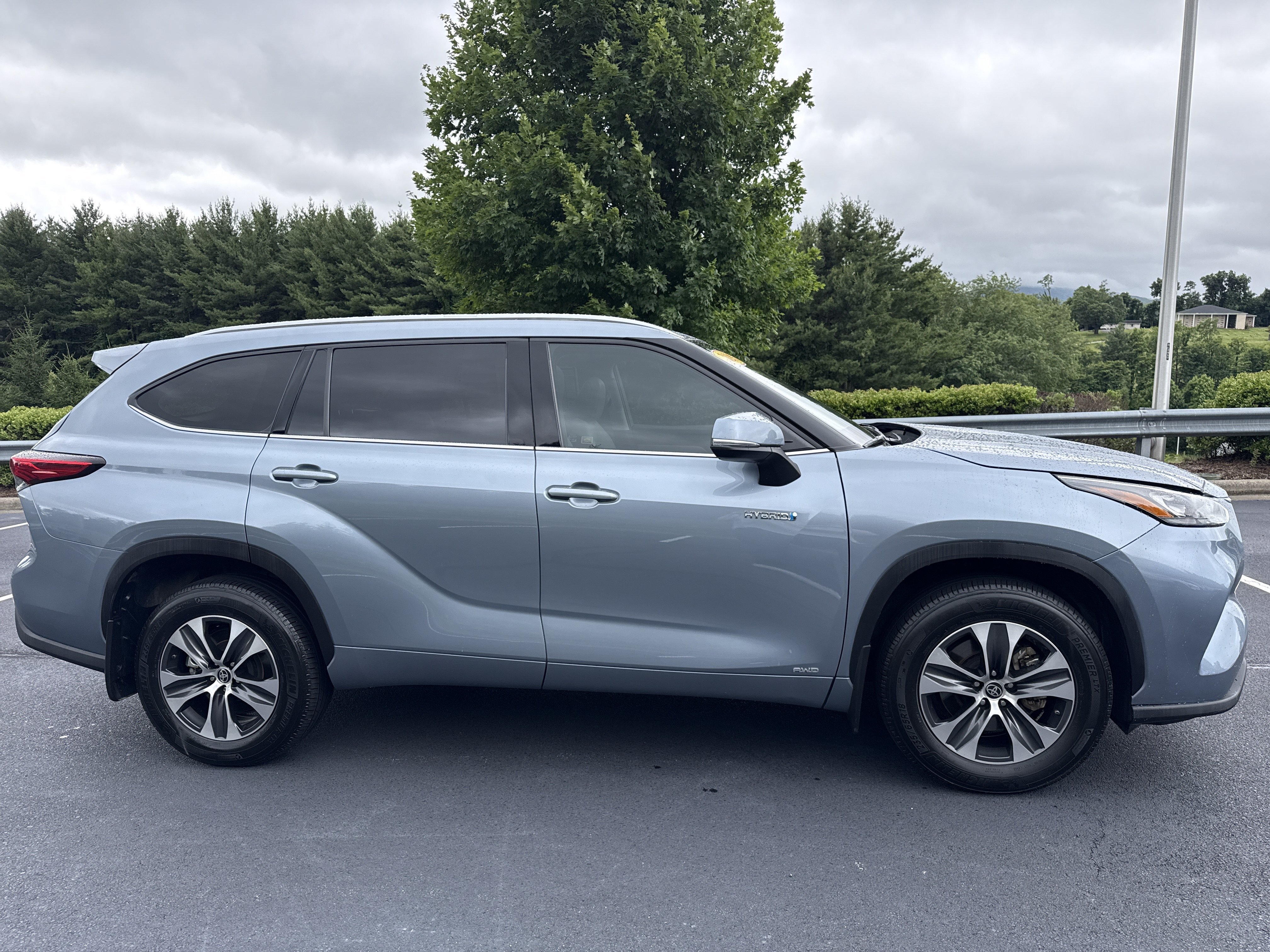Used 2020 Moon Dust Toyota Hybrid XLE image 3