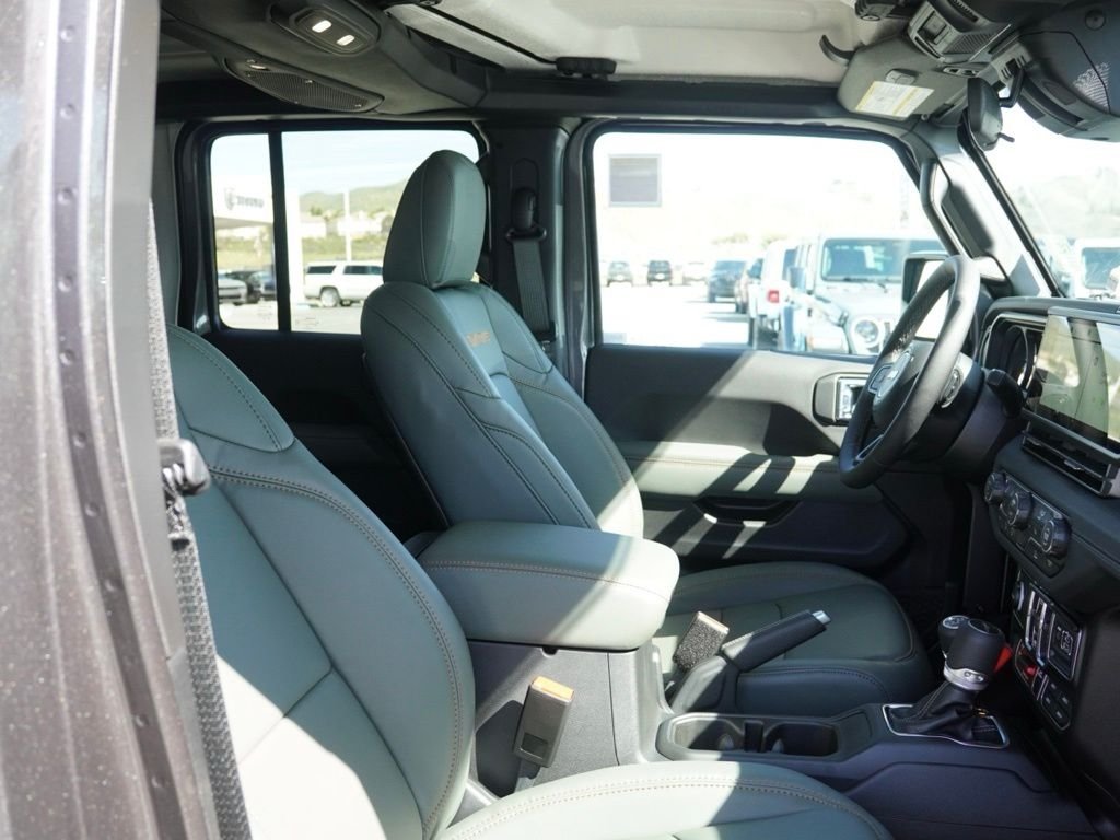 New 2026 Granite Crystal Metallic Clear-Coat Exterior Paint Jeep Mojave image 19