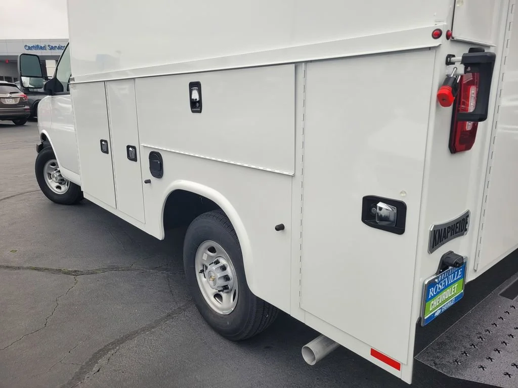New 2025 Summit White Chevrolet 1WT image 7