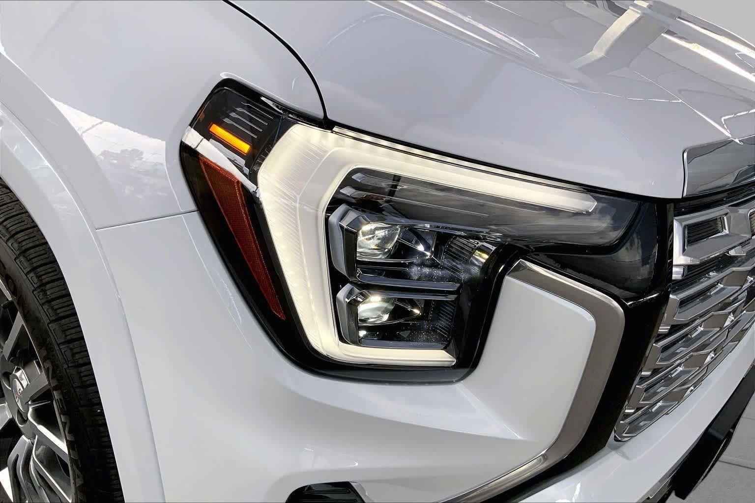 Used 2026 Glacier White Tricoat GMC AWD Denali image 28