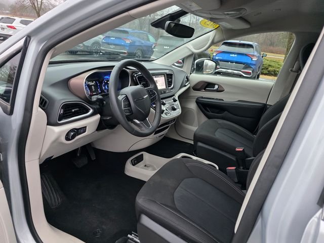 Used 2023 Silver Mist Clearcoat Chrysler LX image 15