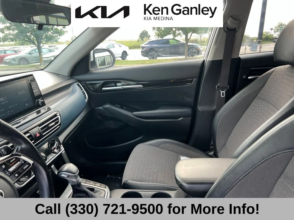 Used 2021 White Kia S image 39