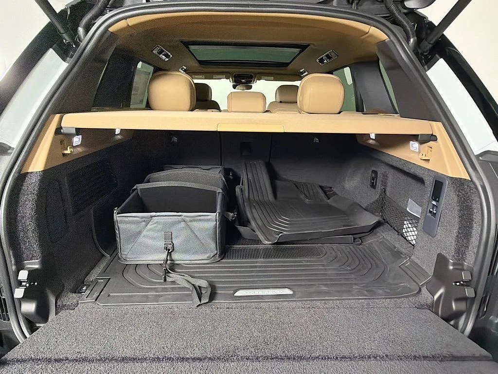 New 2026 Fuji White Land Rover SE image 28