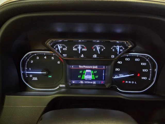 Used 2022 White GMC SLE image 27