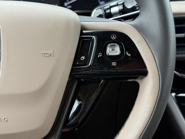 Used 2022 White Lincoln Standard image 14