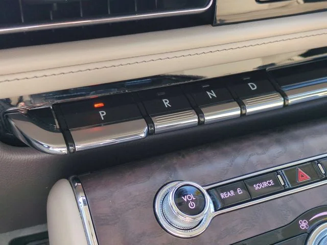 Used 2020 White Lincoln Reserve image 26