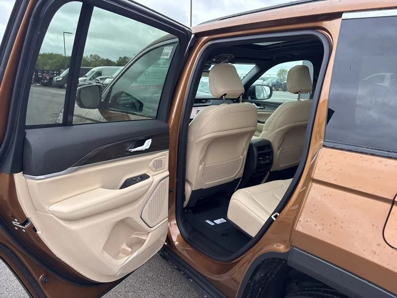 New 2026 Copper Shino Metallic Clear-Coat Exterior Paint Jeep Limited image 9