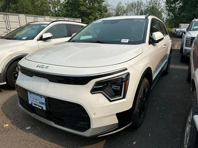 Used 2023 Snow White Pearl Kia Wave image 2