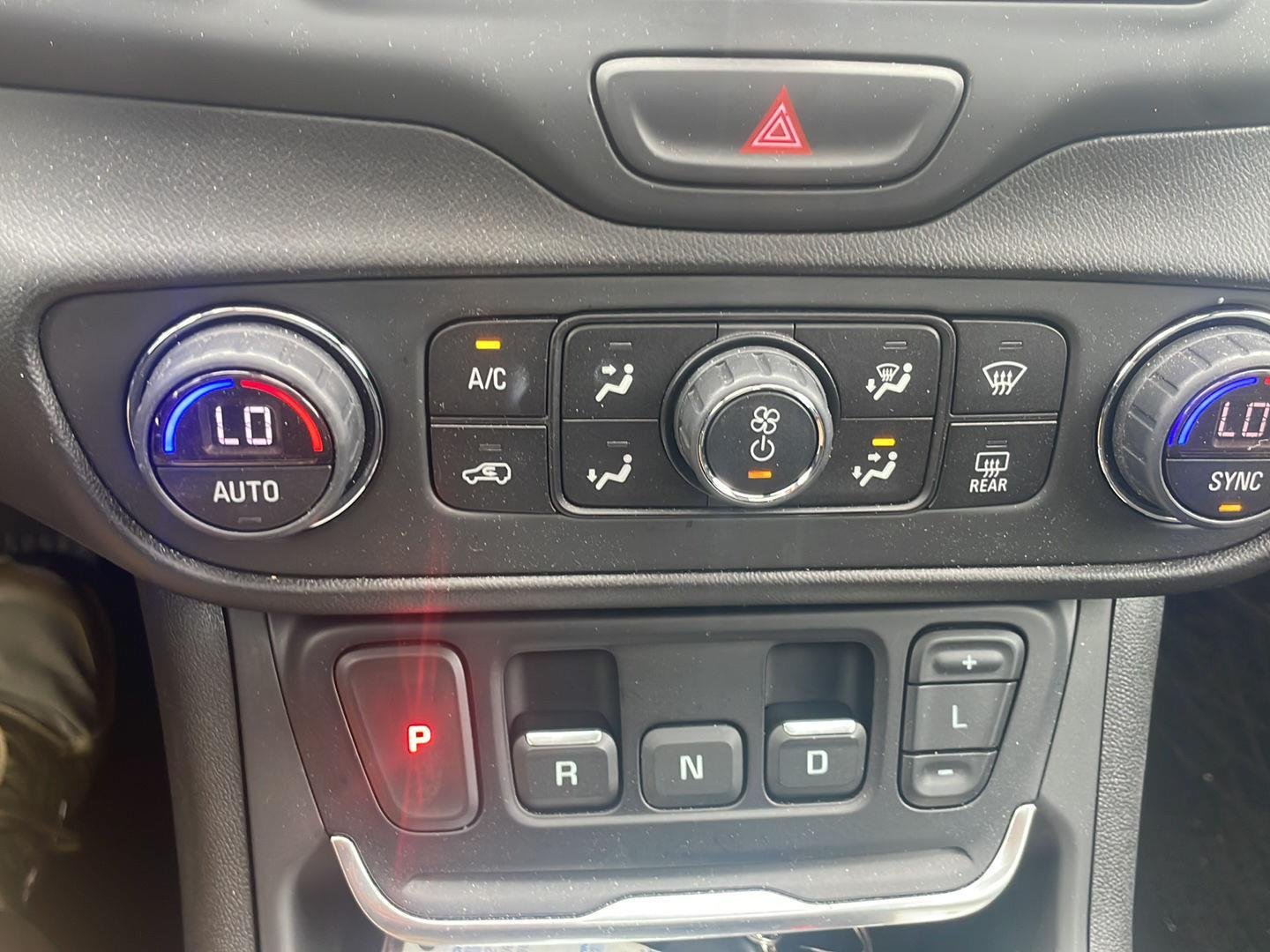 Used 2021 Blue Emerald Metallic GMC SLE image 4