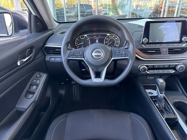 Used 2025 White Nissan SV FWD image 13