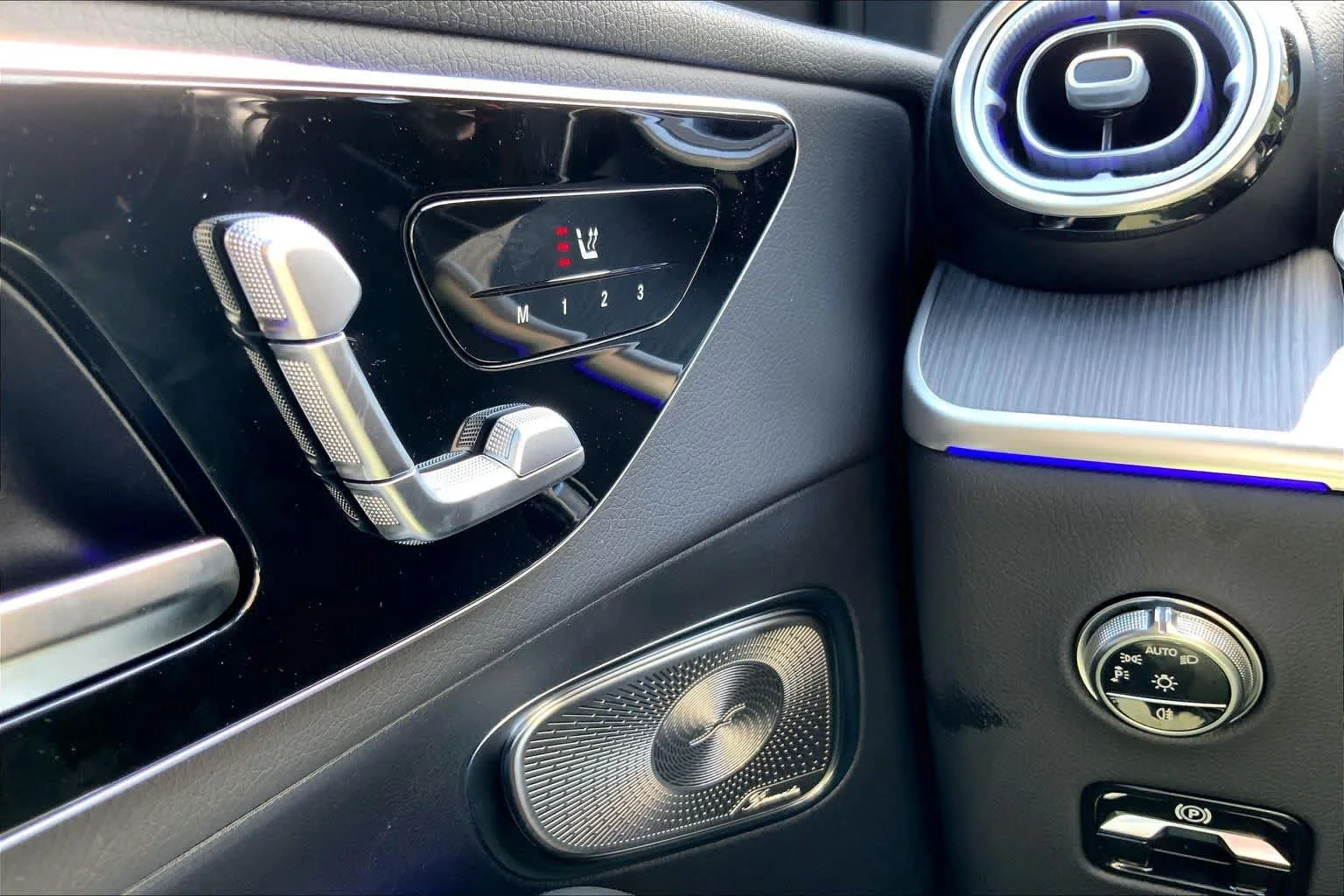 New 2026 Polar White Mercedes-Benz GLC 300 image 24