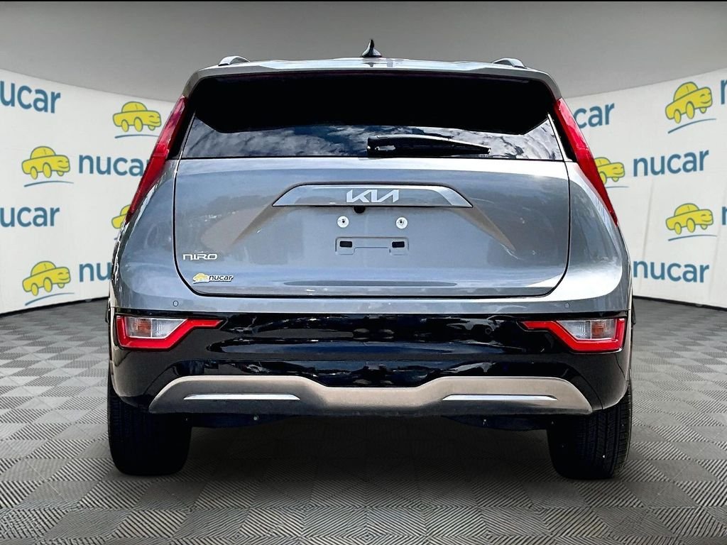 Used 2023 Gray Kia Wind image 5