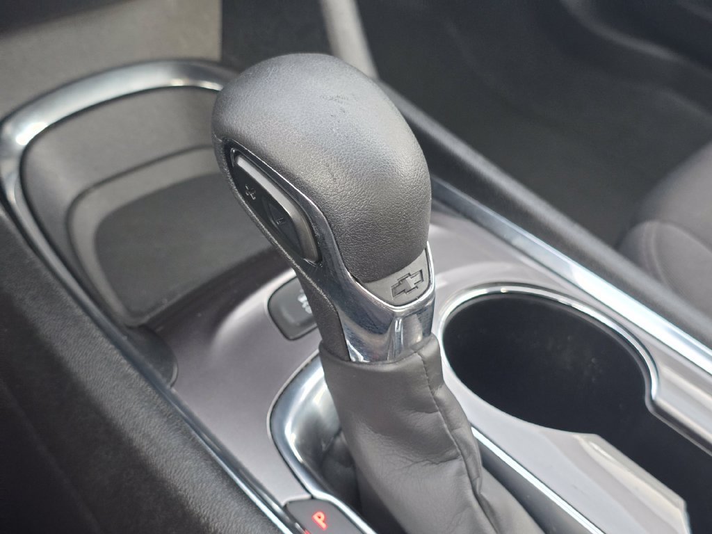 Used 2024 White Chevrolet LT image 33