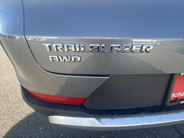 Used 2025 Sterling Gray Metallic Chevrolet LT image 31