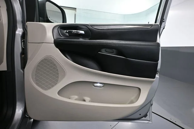 Used 2013 Silver Dodge SXT image 41